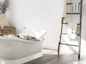 Soaking tub and towel ladder